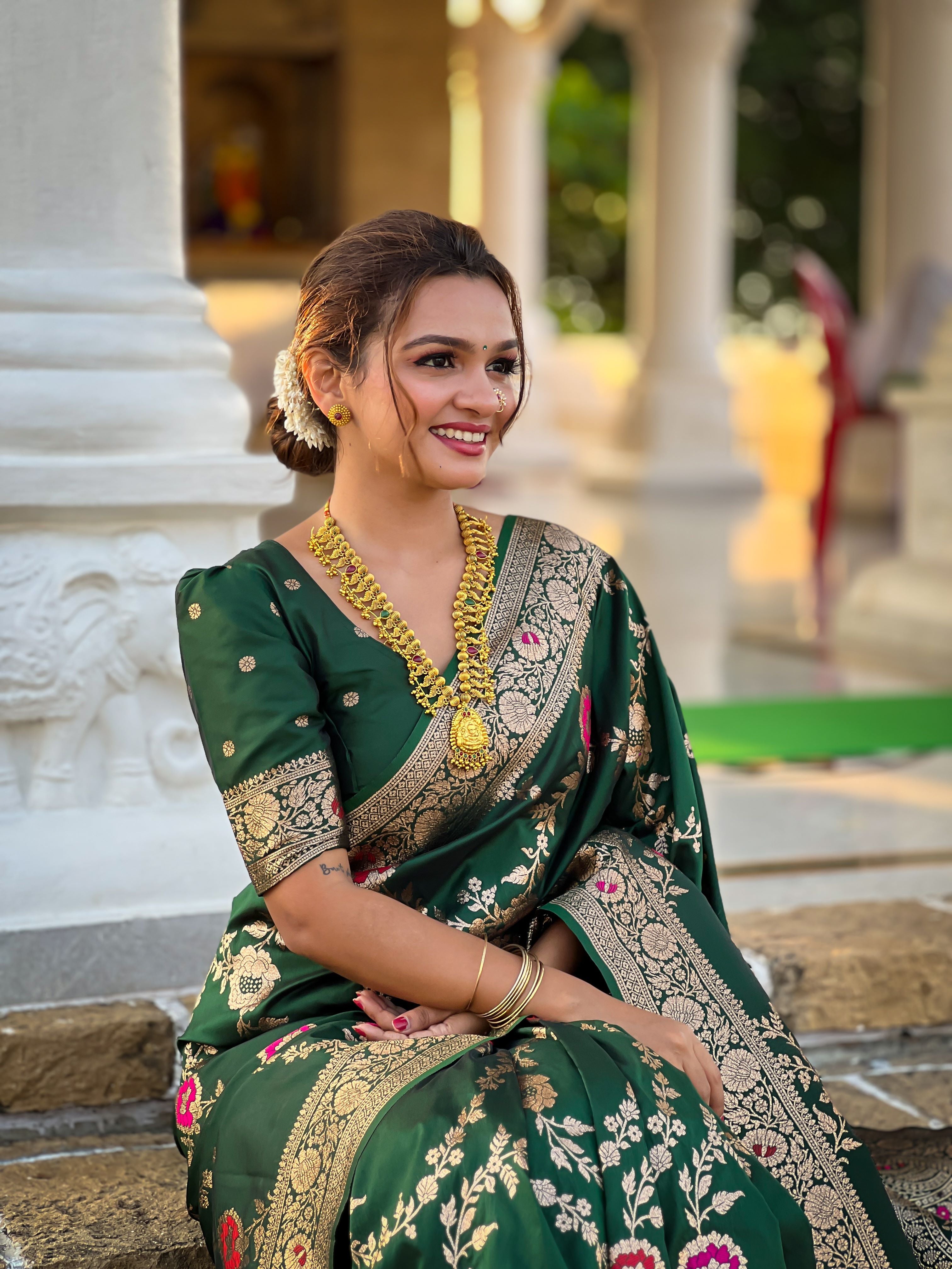 Bottle  green Varni Fabrics Women Floral Banarasi Silk Woven Saree comes With Matching Blouse