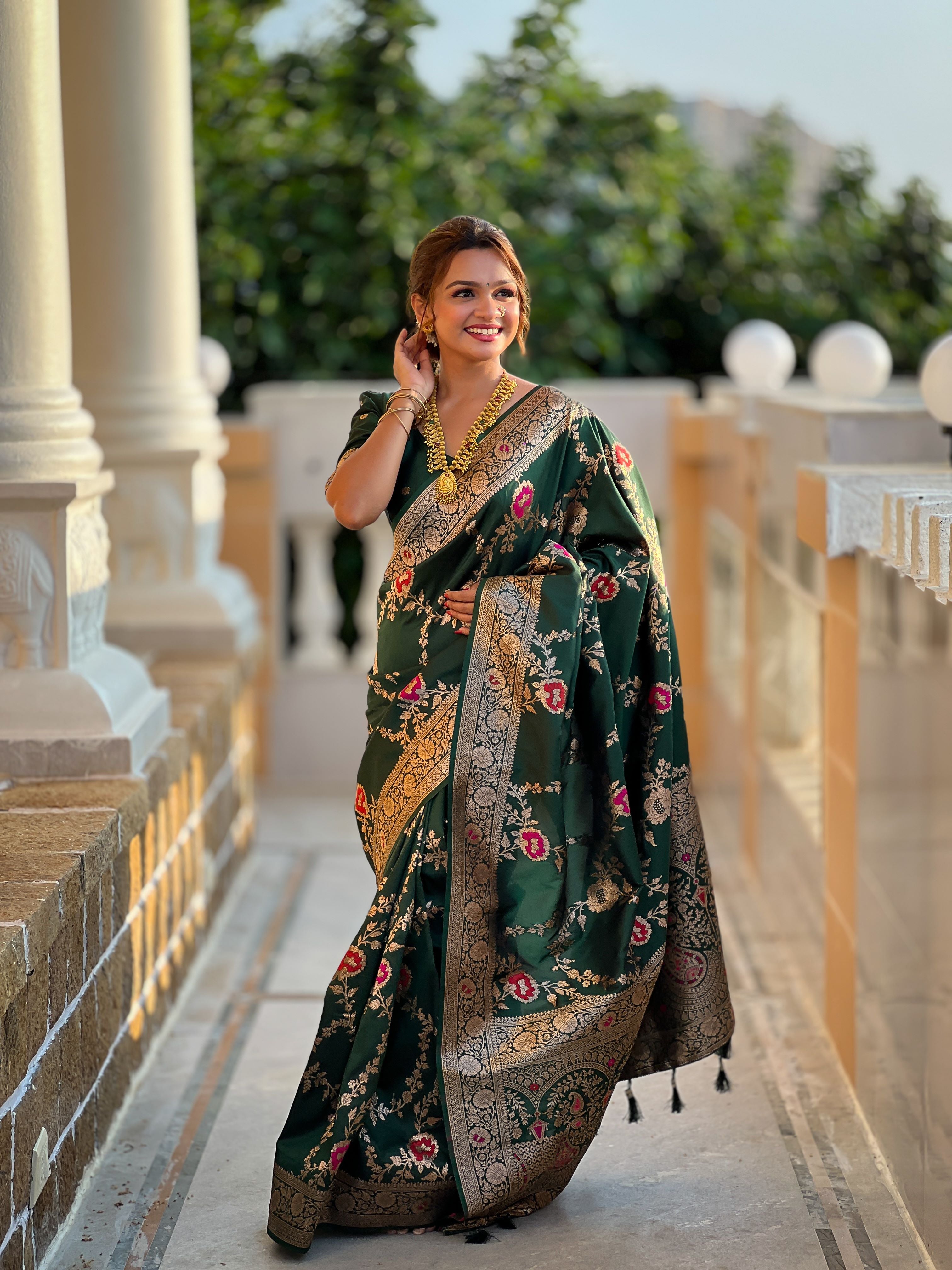 Bottle  green Varni Fabrics Women Floral Banarasi Silk Woven Saree comes With Matching Blouse