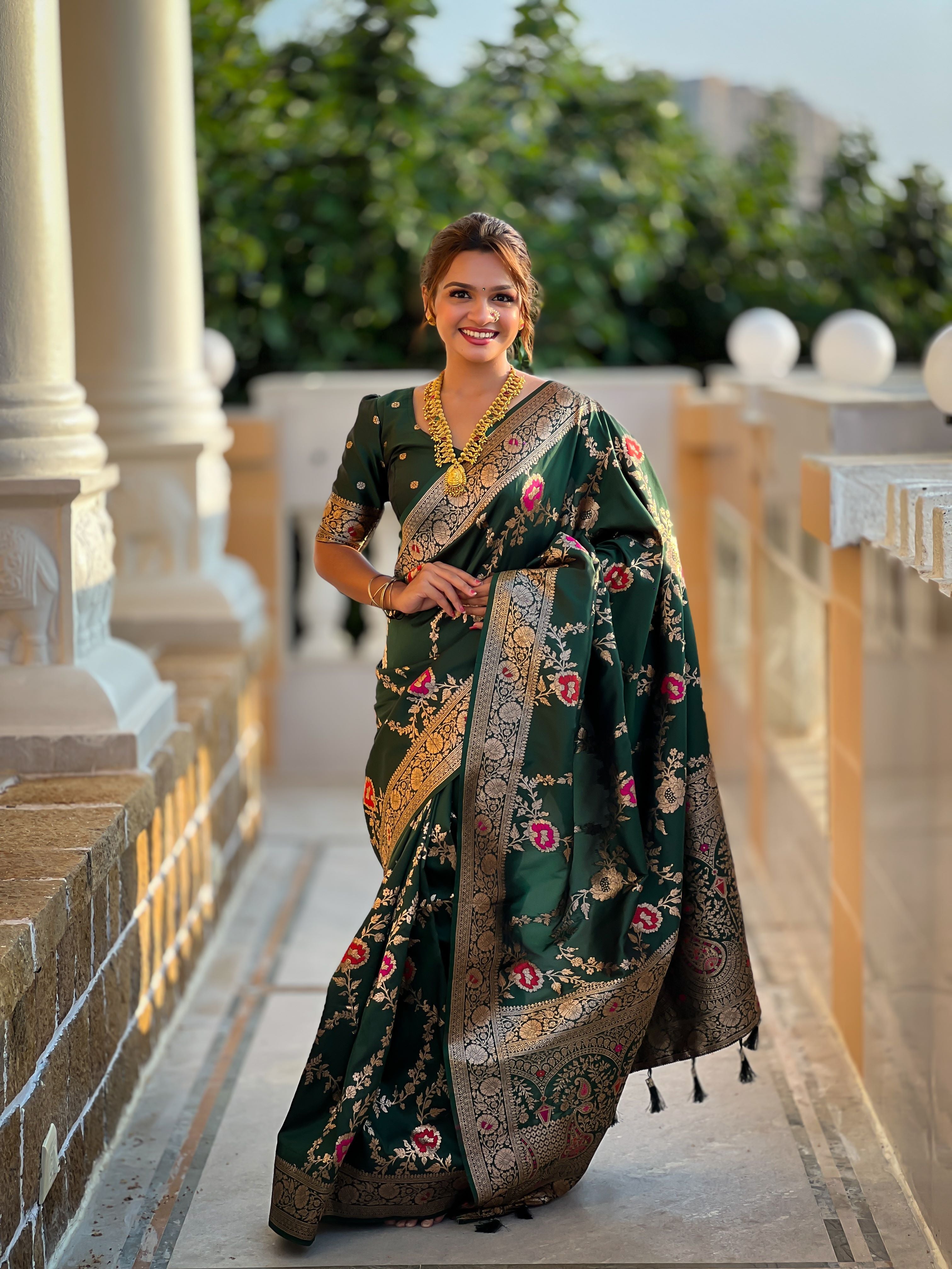 Bottle  green Varni Fabrics Women Floral Banarasi Silk Woven Saree comes With Matching Blouse
