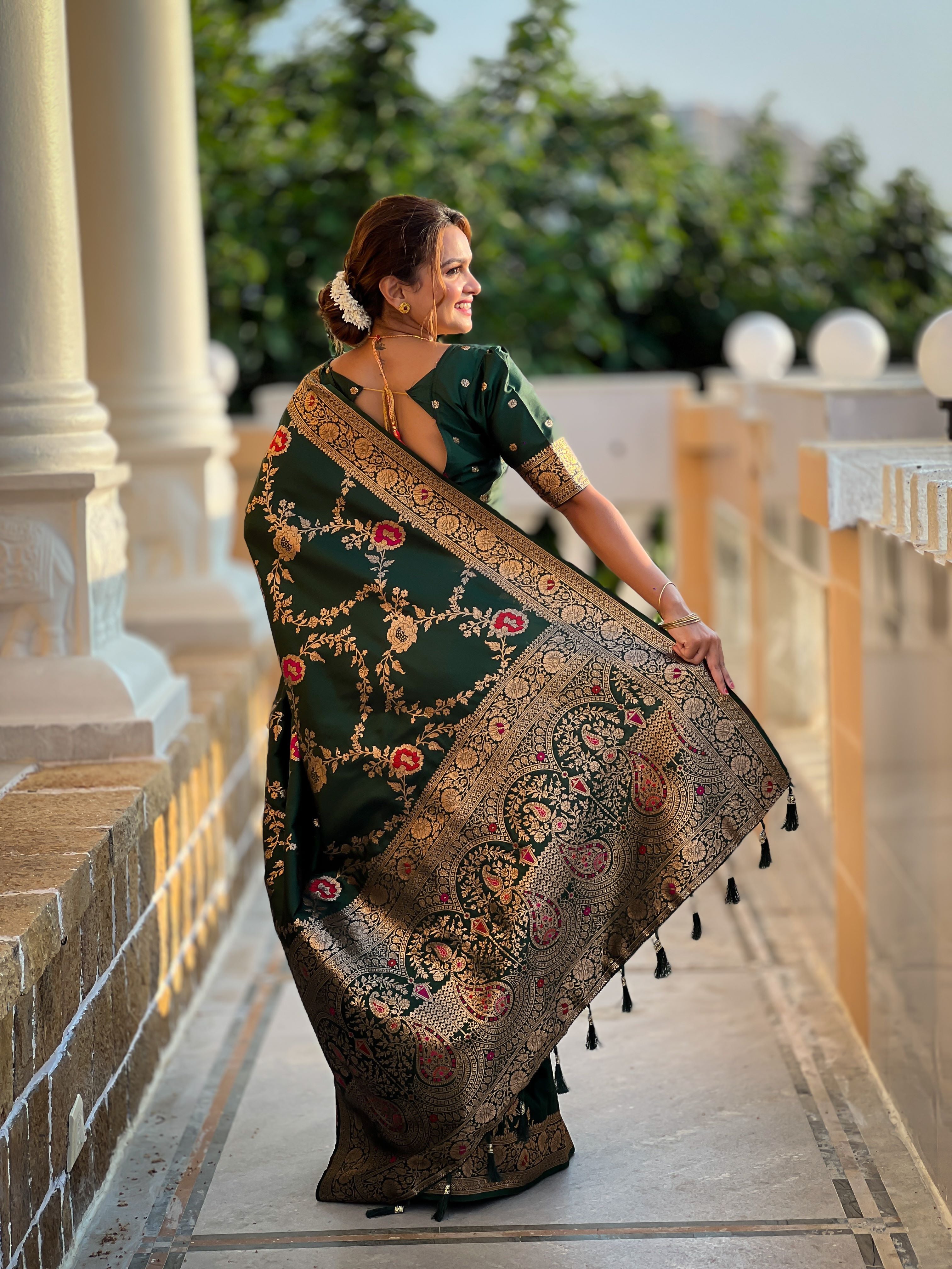 Bottle  green Varni Fabrics Women Floral Banarasi Silk Woven Saree comes With Matching Blouse