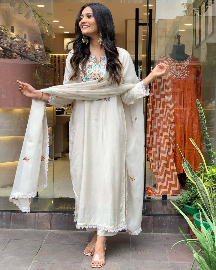 Women’s Off White Embroidered Viscose Chanderi Ensemble – Subtle Luxury in Every Thread
