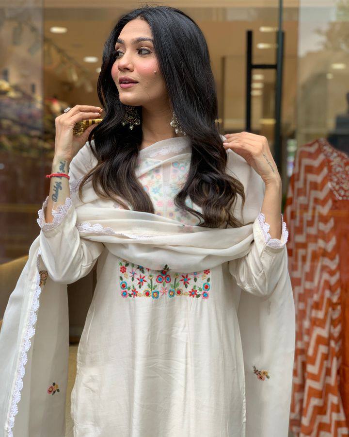 Women’s Off White Embroidered Viscose Chanderi Ensemble – Subtle Luxury in Every Thread
