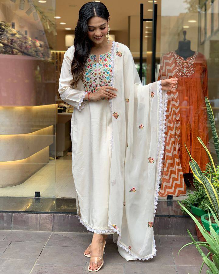 Women’s Off White Embroidered Viscose Chanderi Ensemble – Subtle Luxury in Every Thread