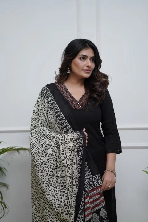 Women’s Black Parmpara Embroidered Kurta Set with Chanderi Digital Print Dupatta