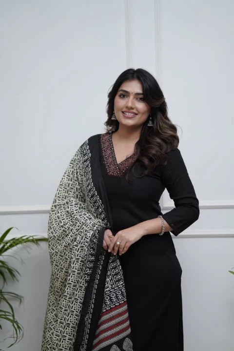 Women’s Black Parmpara Embroidered Kurta Set with Chanderi Digital Print Dupatta
