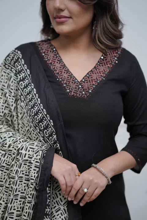 Women’s Black Parmpara Embroidered Kurta Set with Chanderi Digital Print Dupatta