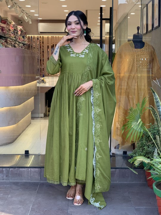 Women’s Green Ethnic Silk Blend Kurta Set Featuring a Chanderi Dupatta