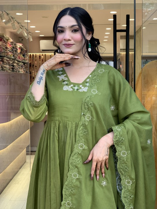 Women’s Green Ethnic Silk Blend Kurta Set Featuring a Chanderi Dupatta