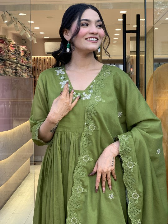 Women’s Green Ethnic Silk Blend Kurta Set Featuring a Chanderi Dupatta
