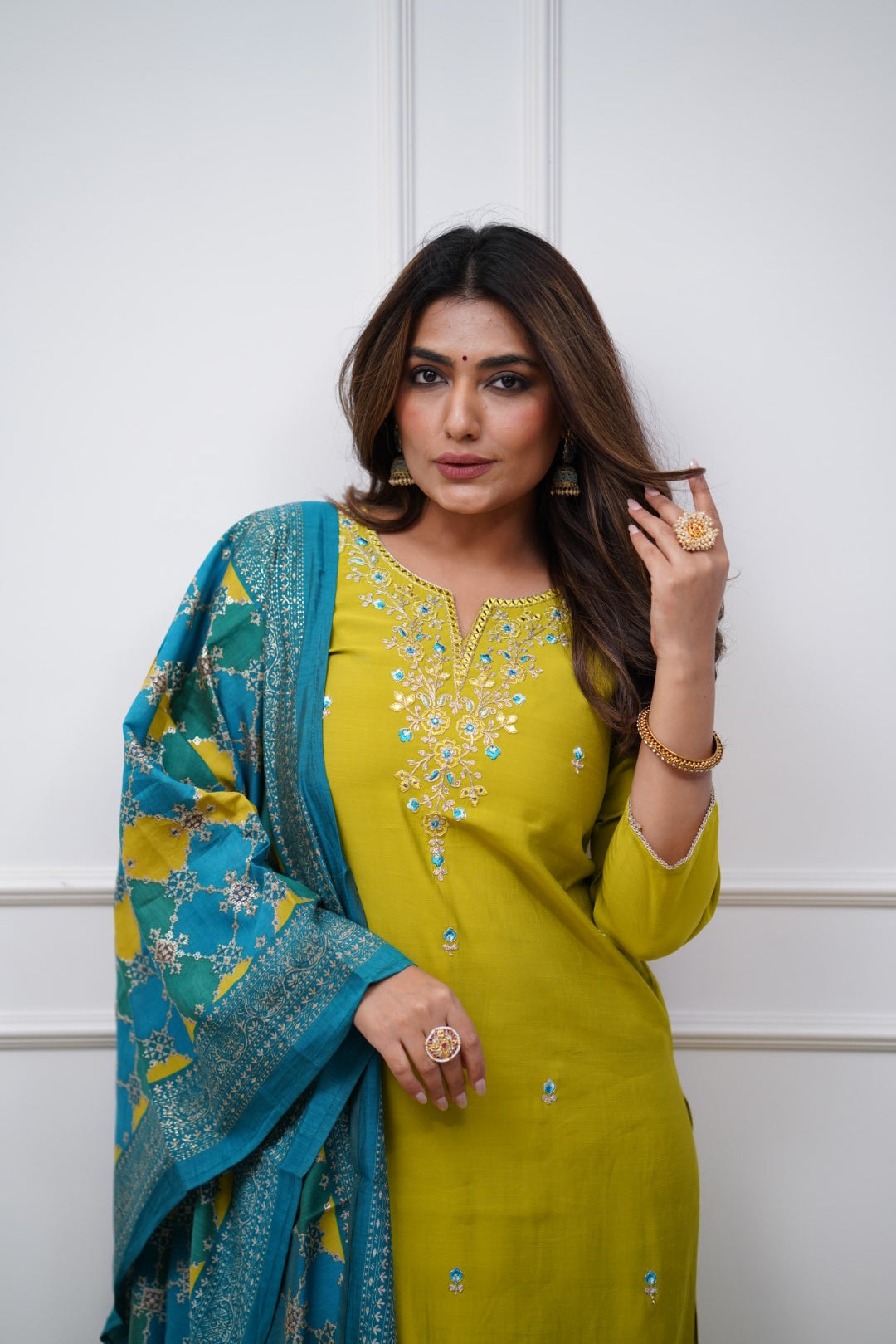 Women’s Green Embroidered Chanderi Silk Kurta Set – Elegant & Ethnic