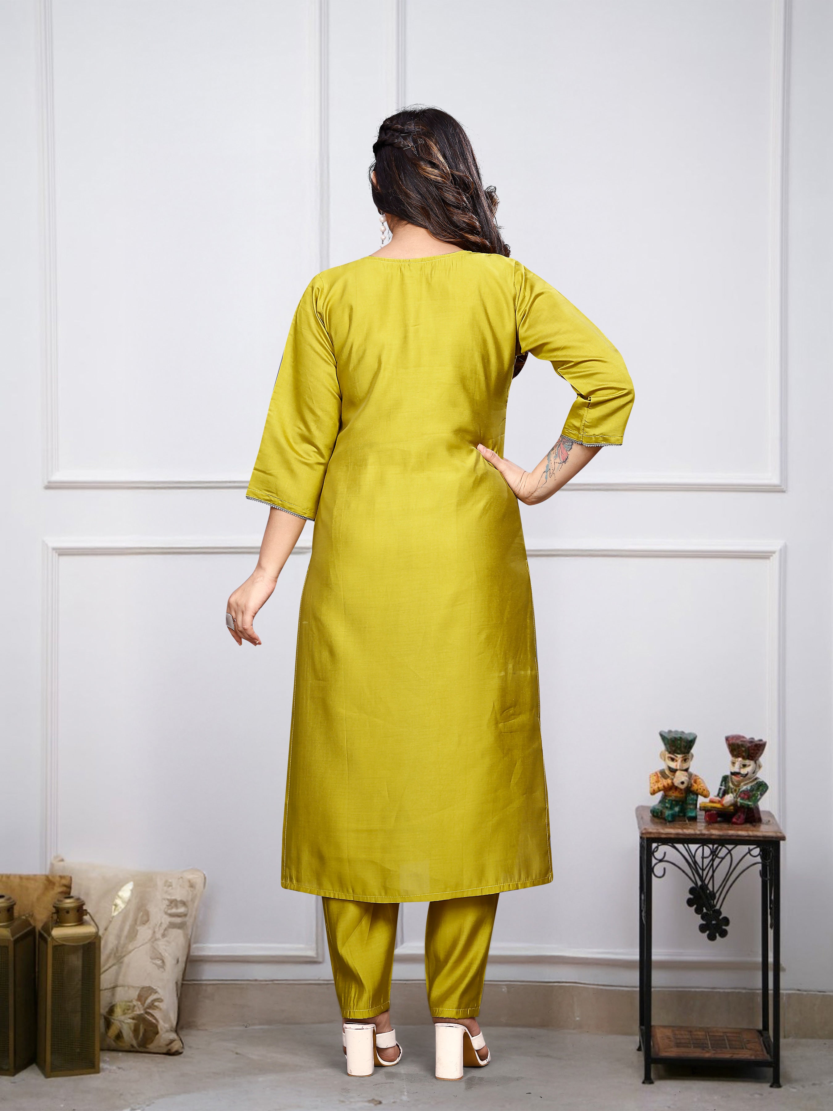 Women’s Green Embroidered Chanderi Silk Kurta Set – Elegant & Ethnic