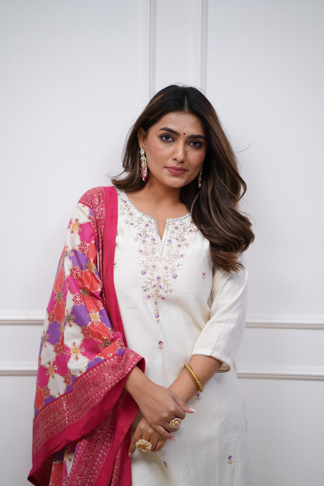Women’s White Embroidered Chanderi Silk Kurta Set – Elegant & Ethnic
