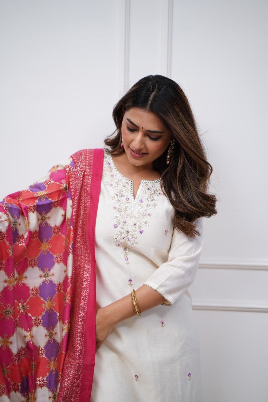 Women’s White Embroidered Chanderi Silk Kurta Set – Elegant & Ethnic