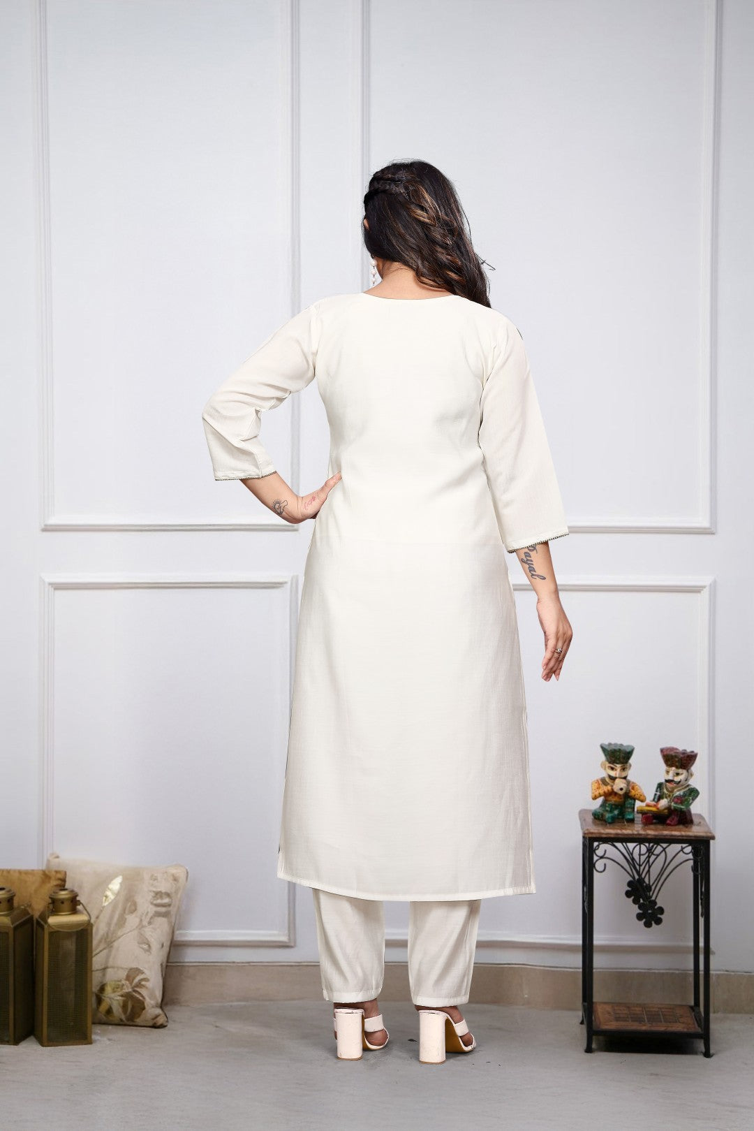 Women’s White Embroidered Chanderi Silk Kurta Set – Elegant & Ethnic