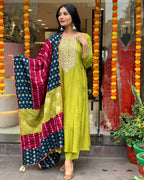 Women’s Green Viscose Chanderi Embroidered Kurta Set with Jacquard Dupatta