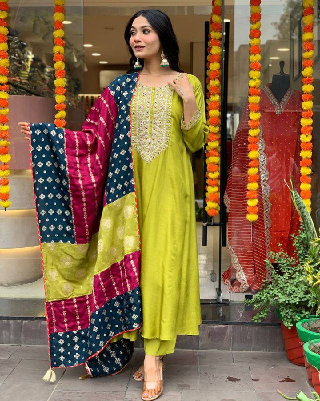 Women’s Green Viscose Chanderi Embroidered Kurta Set with Jacquard Dupatta
