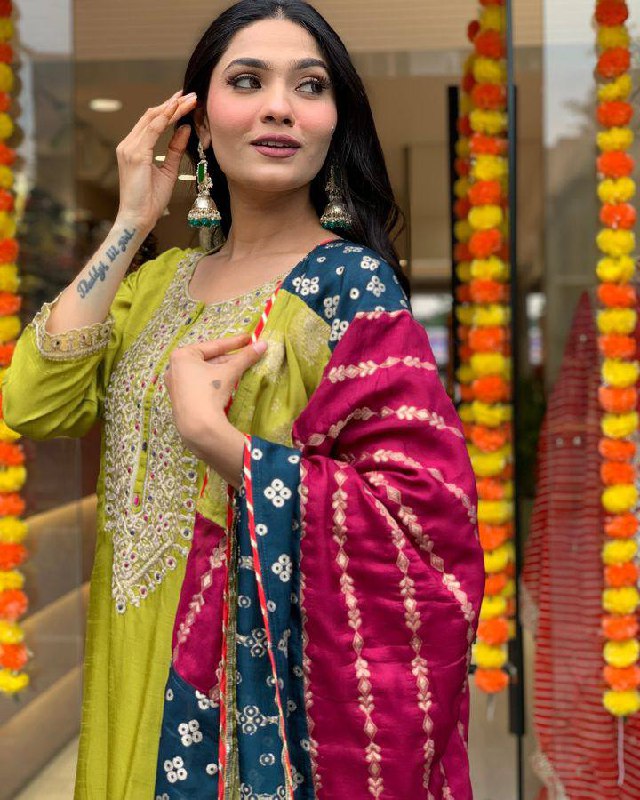 Women’s Green Viscose Chanderi Embroidered Kurta Set with Jacquard Dupatta