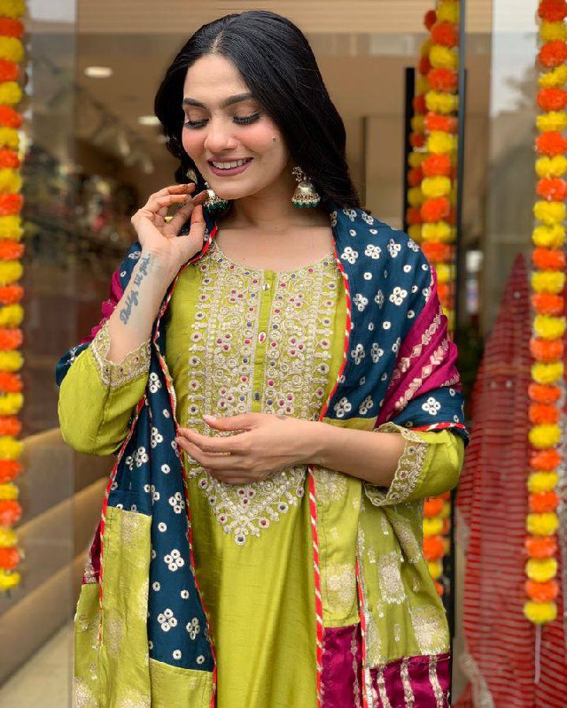 Women’s Green Viscose Chanderi Embroidered Kurta Set with Jacquard Dupatta