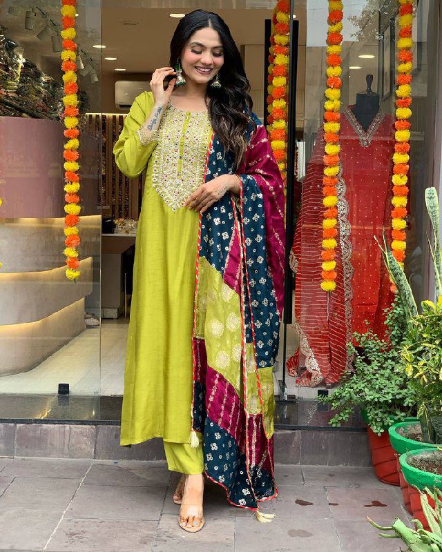 Women’s Green Viscose Chanderi Embroidered Kurta Set with Jacquard Dupatta