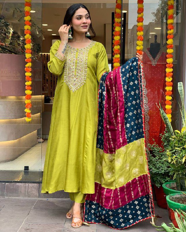 Women’s Green Viscose Chanderi Embroidered Kurta Set with Jacquard Dupatta