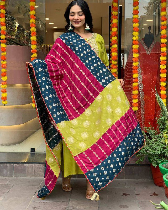 Women’s Green Viscose Chanderi Embroidered Kurta Set with Jacquard Dupatta