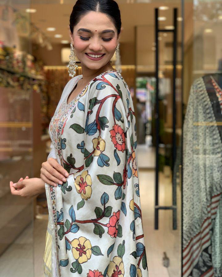 Women’s Cream Viscose Chanderi Coding Embroidered Kurta Set with Lagdi Satin Dupatta