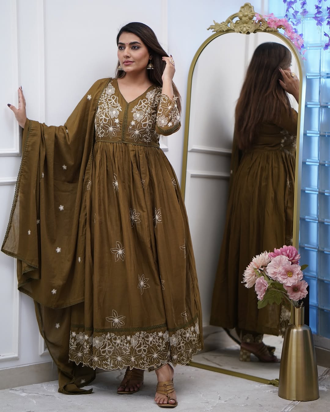 Women’s Green Cotton Silk Embroidered Kurta Set with Chicken Lace Work & Chanderi Dupatta