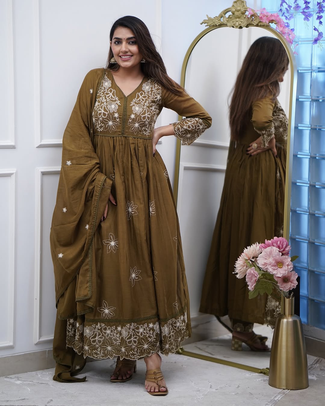 Women’s Green Cotton Silk Embroidered Kurta Set with Chicken Lace Work & Chanderi Dupatta