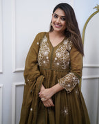 Women’s Green Cotton Silk Embroidered Kurta Set with Chicken Lace Work & Chanderi Dupatta