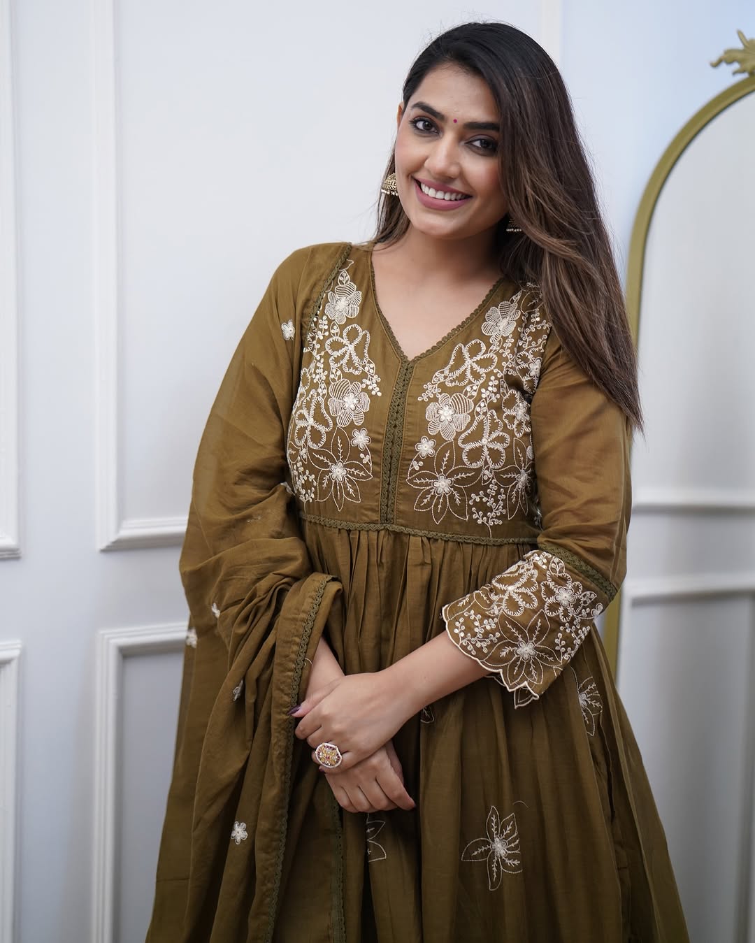 Women’s Green Cotton Silk Embroidered Kurta Set with Chicken Lace Work & Chanderi Dupatta