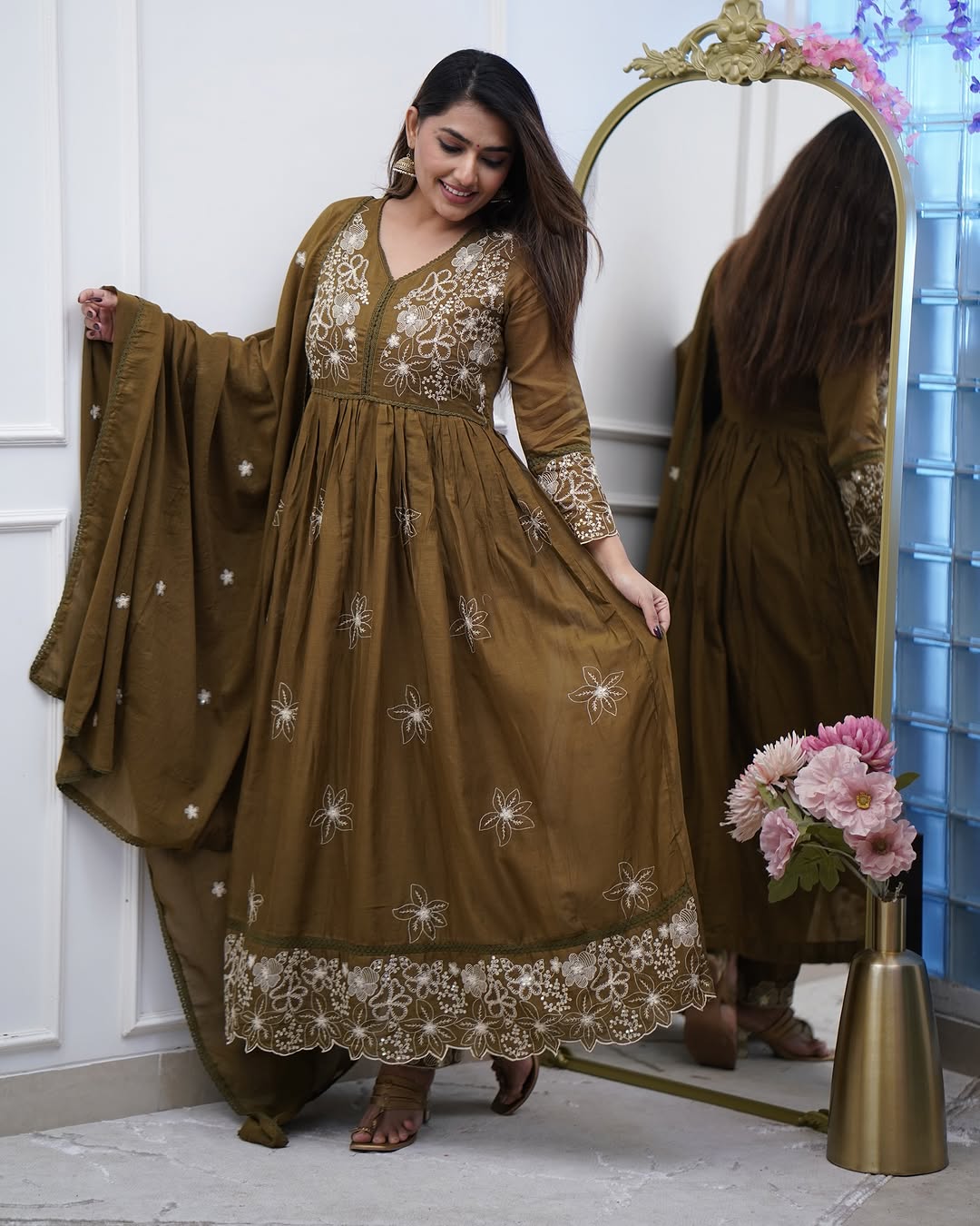 Women’s Green Cotton Silk Embroidered Kurta Set with Chicken Lace Work & Chanderi Dupatta
