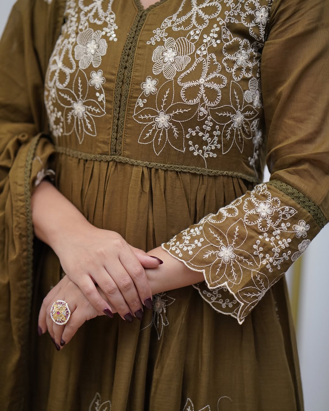 Women’s Green Cotton Silk Embroidered Kurta Set with Chicken Lace Work & Chanderi Dupatta