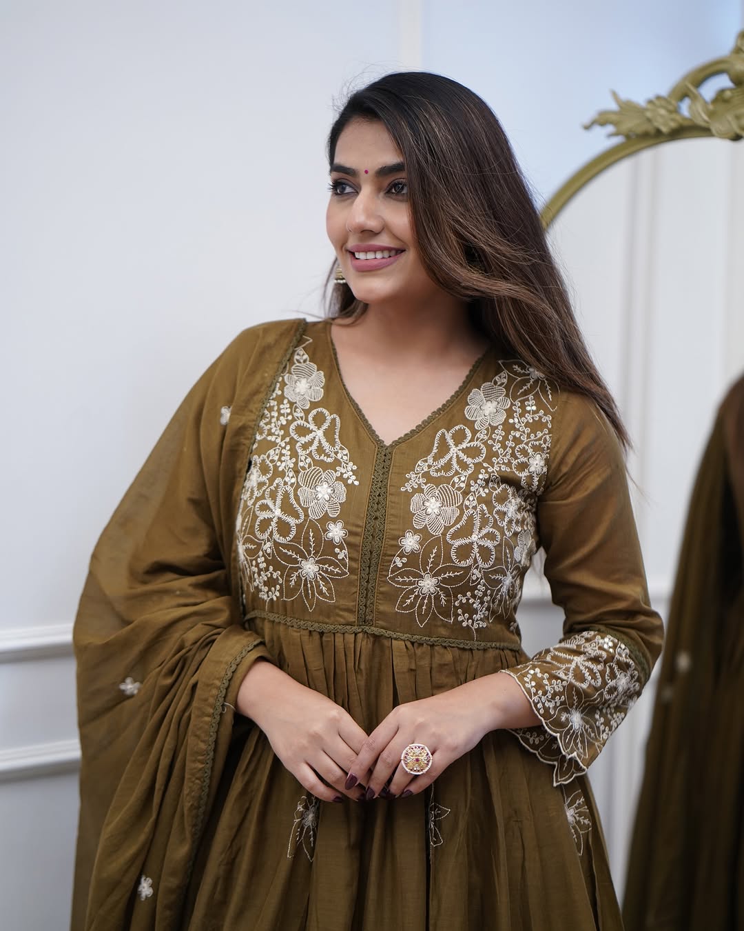 Women’s Green Cotton Silk Embroidered Kurta Set with Chicken Lace Work & Chanderi Dupatta