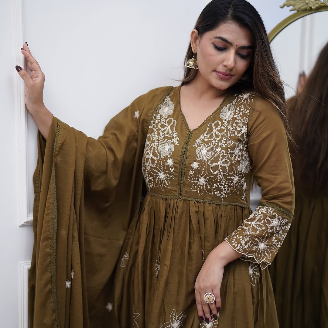 Women’s Green Cotton Silk Embroidered Kurta Set with Chicken Lace Work & Chanderi Dupatta