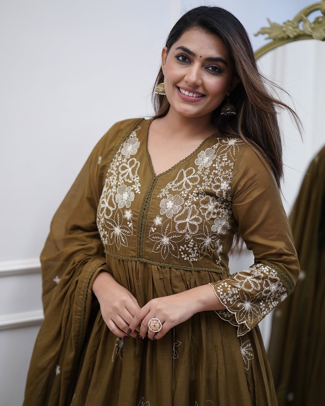Women’s Green Cotton Silk Embroidered Kurta Set with Chicken Lace Work & Chanderi Dupatta