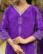 Traditional Bandhani Print Purple Cotton Kurta Set with Embroidered V-Neck & Straight Cut