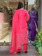 Traditional Bandhani Print Pink Cotton Kurta Set with Embroidered V-Neck & Straight Cut