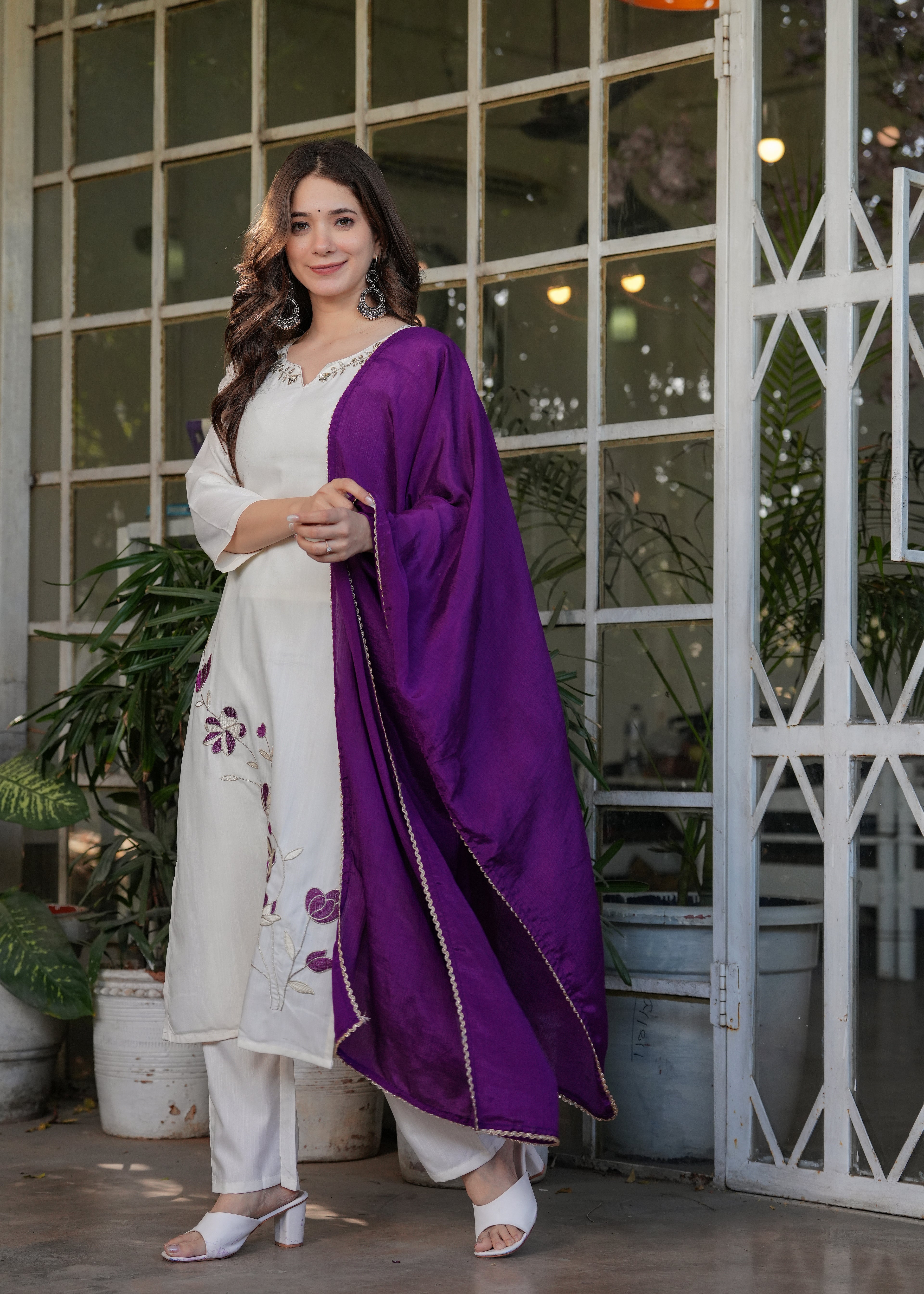 Women's White Embroidered Kurta Set with Dupatta, Floral Design, Long Sleeves,Fabric Viscose Reyon