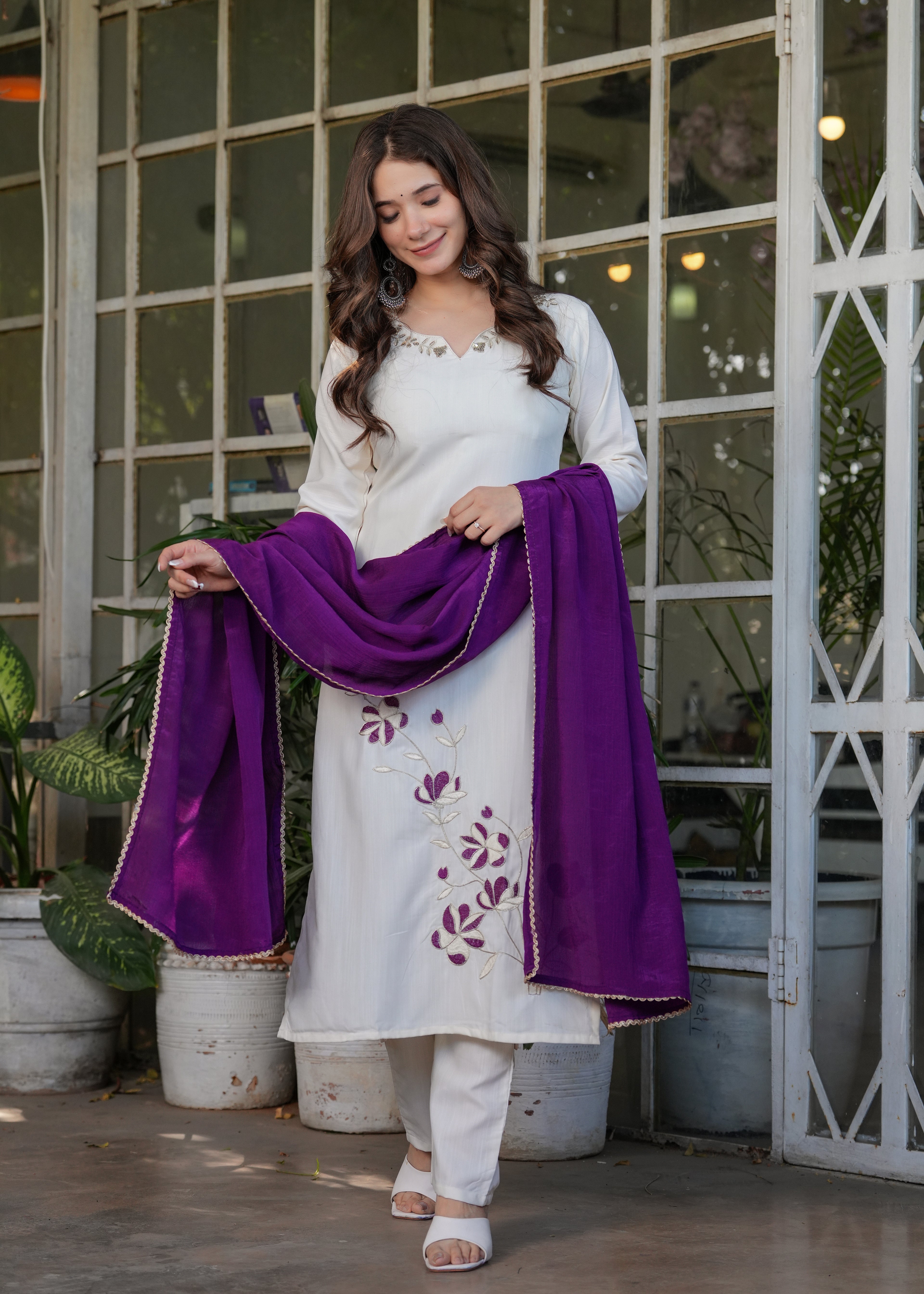 Women's White Embroidered Kurta Set with Dupatta, Floral Design, Long Sleeves,Fabric Viscose Reyon