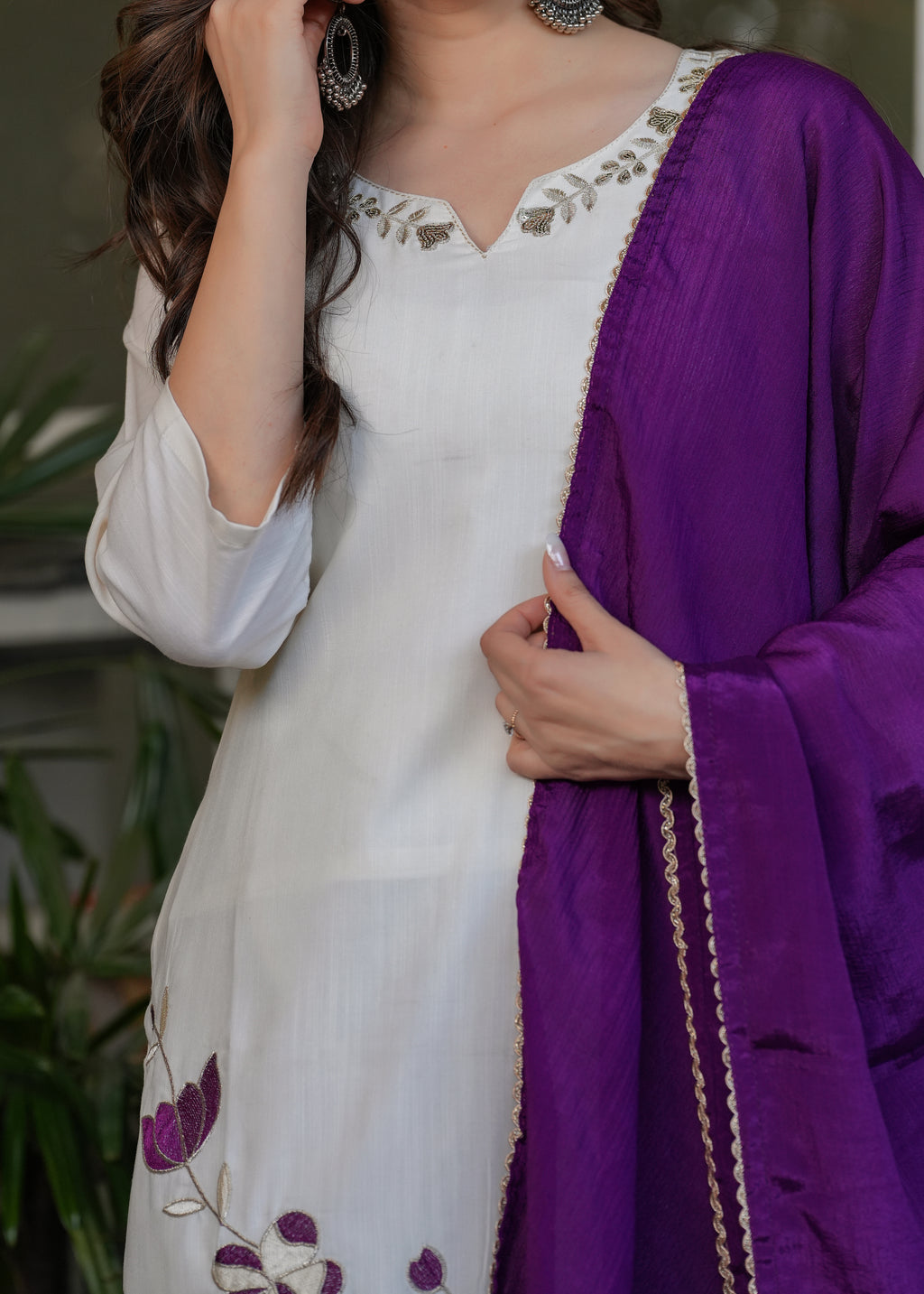 Women's White Embroidered Kurta Set with Dupatta, Floral Design, Long Sleeves,Fabric Viscose Reyon