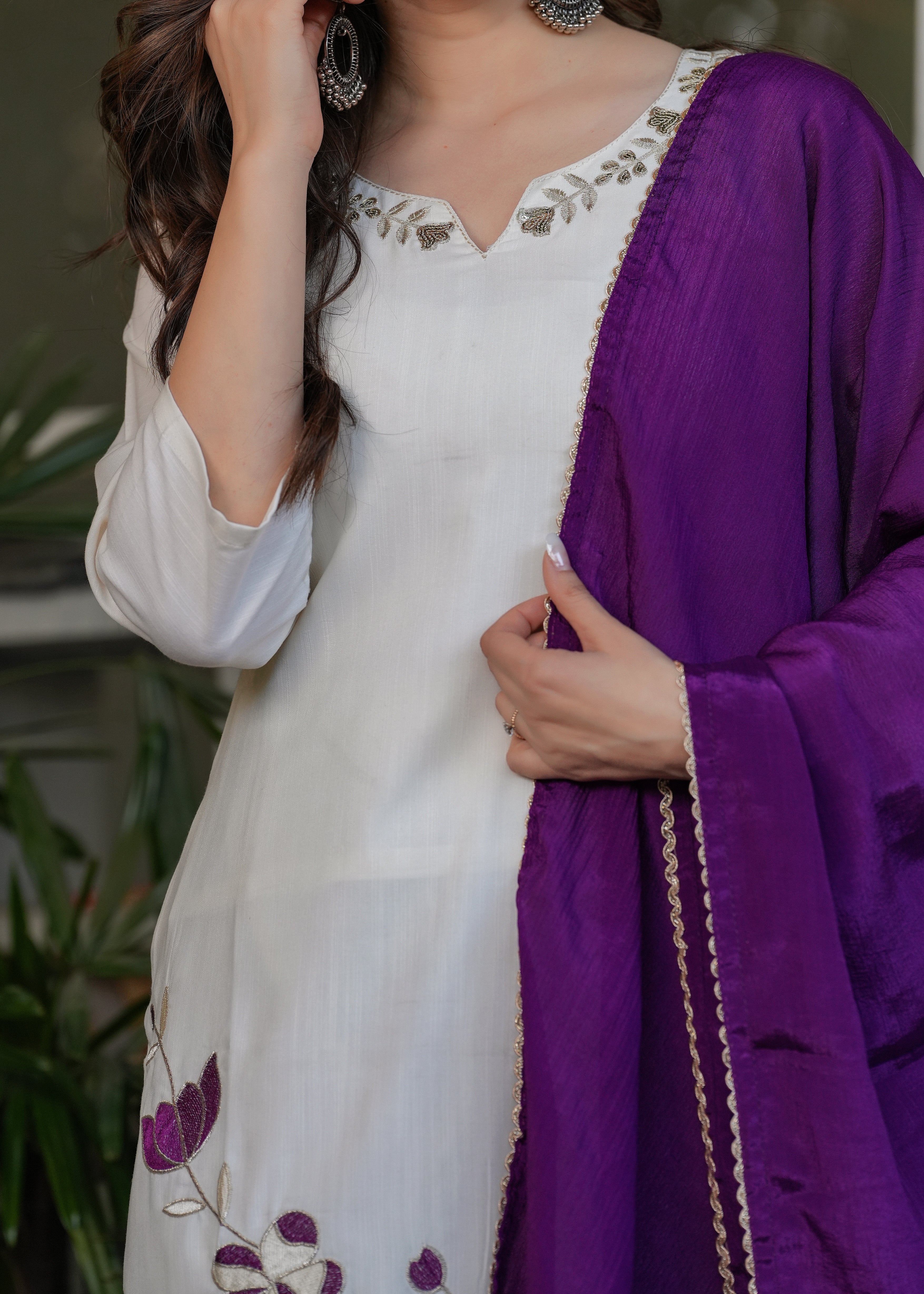 Women's White Embroidered Kurta Set with Dupatta, Floral Design, Long Sleeves,Fabric Viscose Reyon