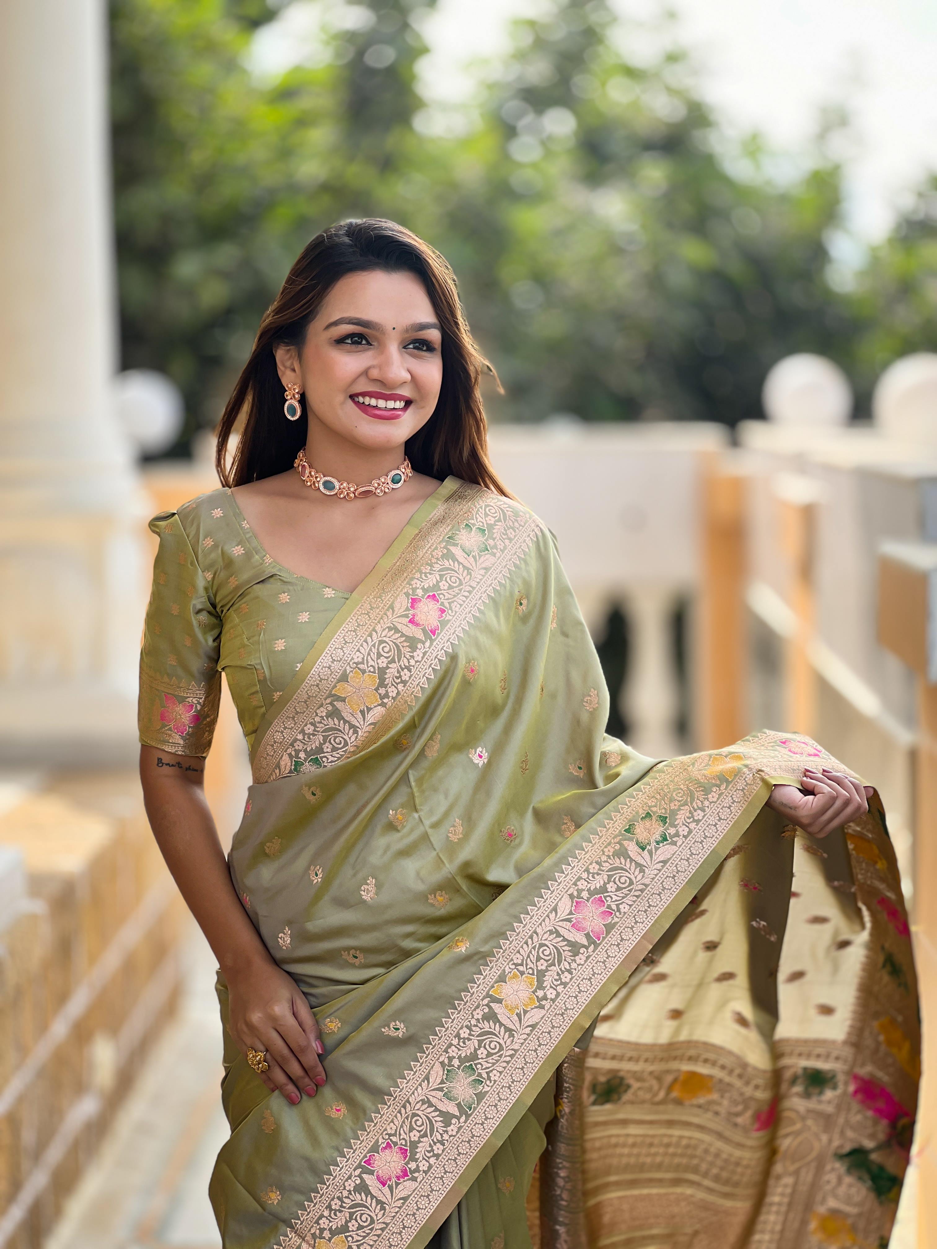 Pista Varni Fabrics Women Paisley Banarasi Silk Embellished Saree comes With Matching Blouse