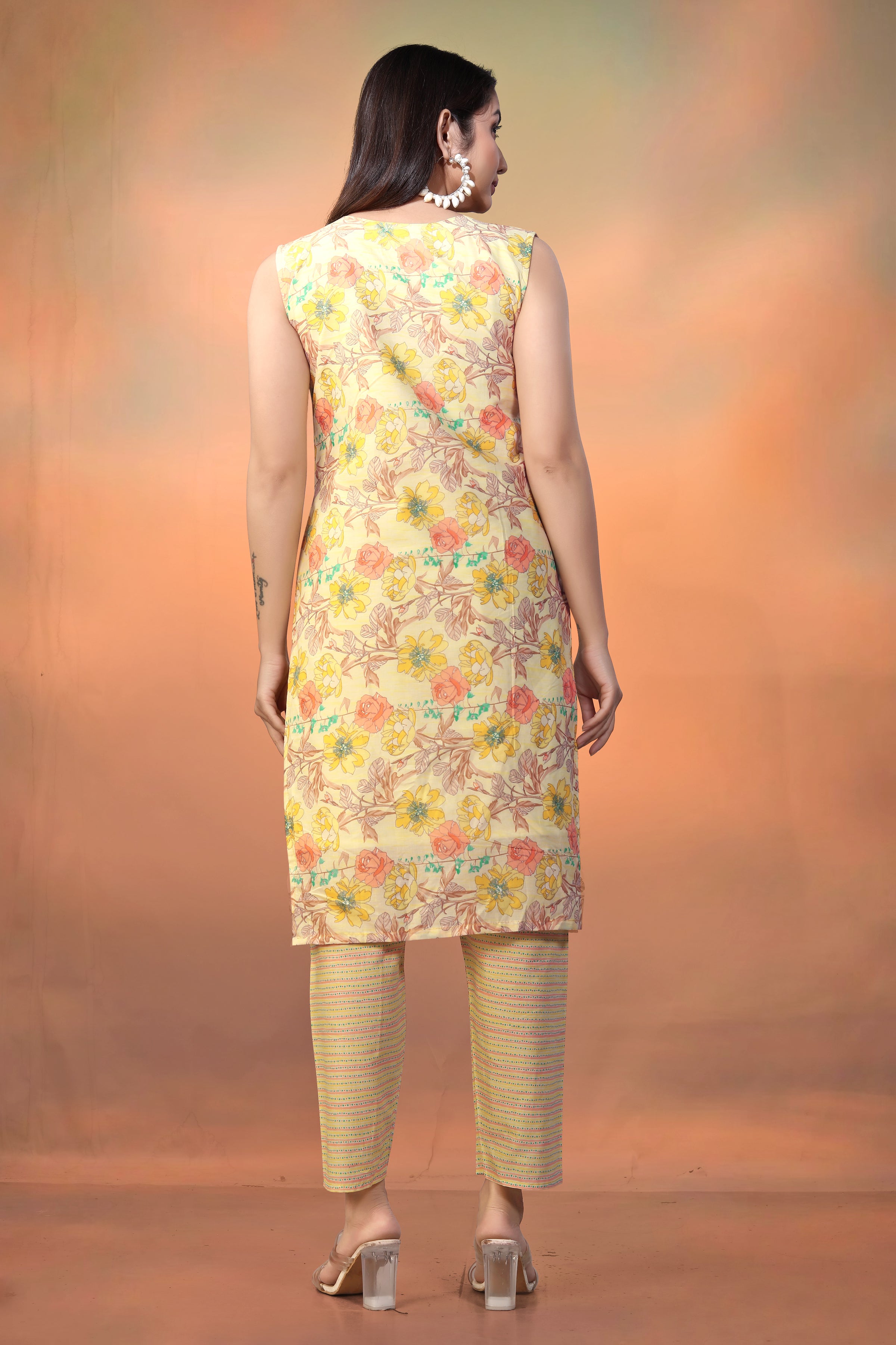 Women’s Yellow Printed Cotton Kurti – Sleeveless V-Neck Straight Kurta Set for Summer Casual Wear