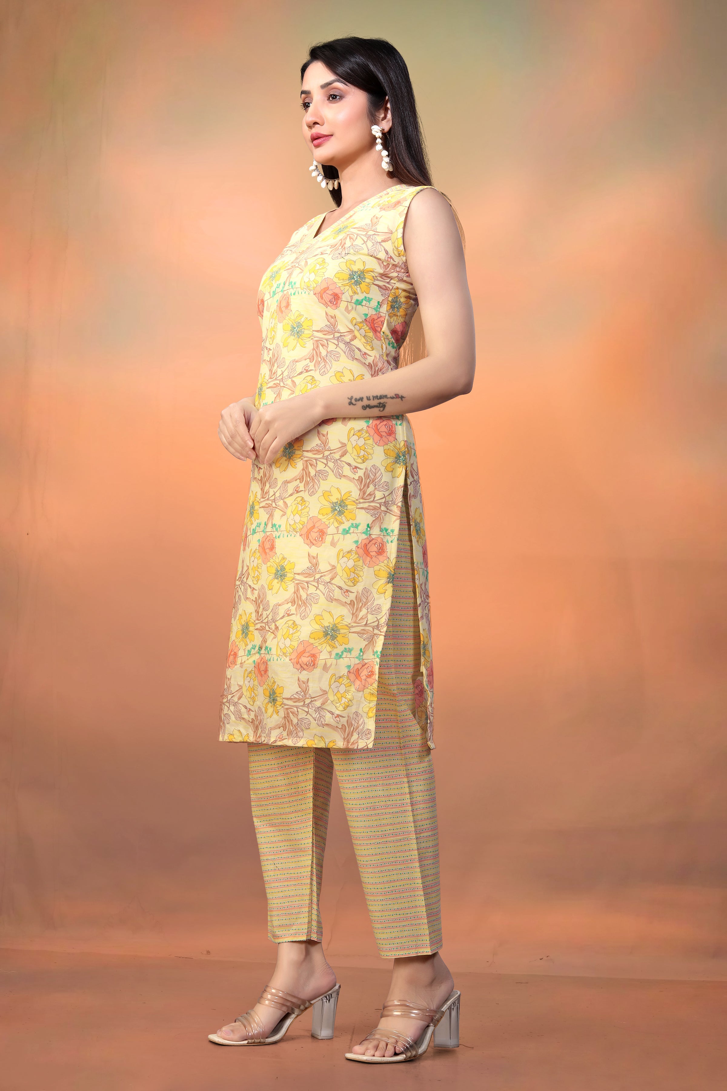 Women’s Yellow Printed Cotton Kurti – Sleeveless V-Neck Straight Kurta Set for Summer Casual Wear