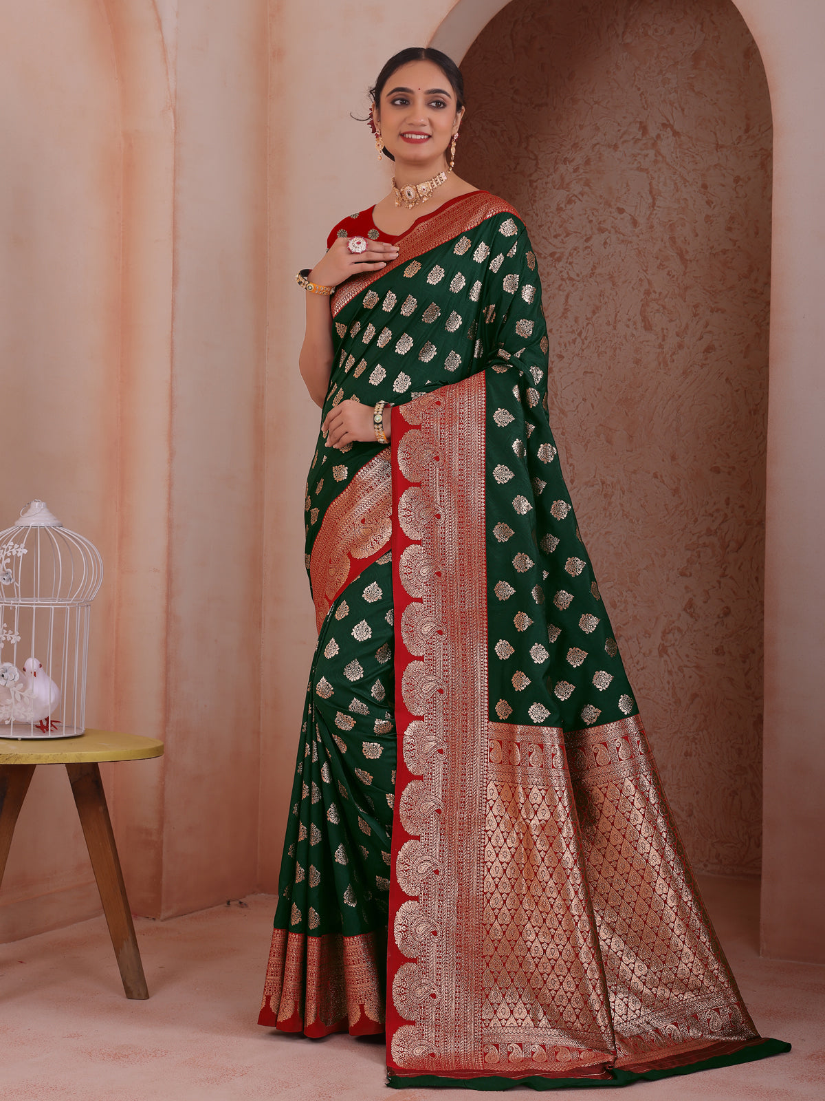 Green Silk Blend Saree for Women – Elegant & Comfortable Ethnic Wear
