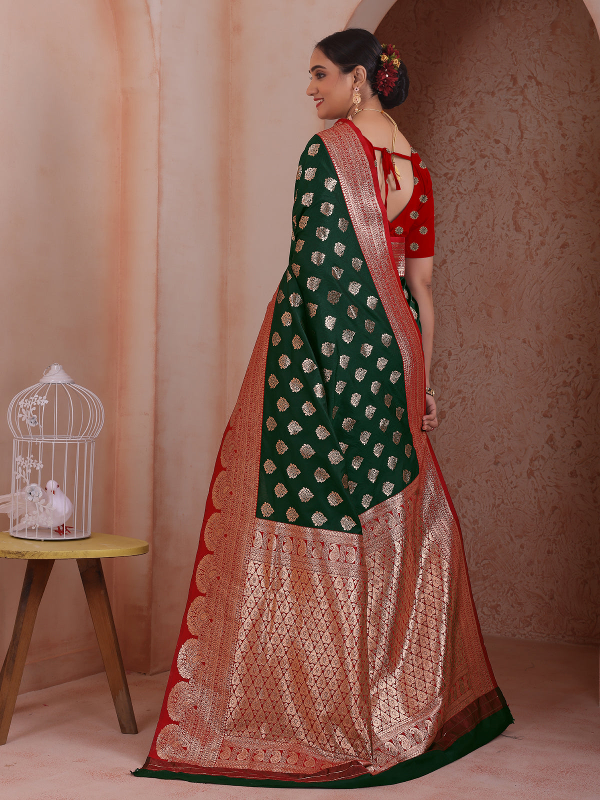 Green Silk Blend Saree for Women – Elegant & Comfortable Ethnic Wear
